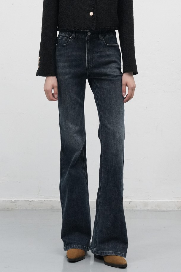 **[25FW] WOMAN 부츠컷 워싱 데님 팬츠 [3COL] / WBE3L11509**는 여성용 데님 팬츠로, 부츠컷 디자인과 빈티지 워싱이 돋보이는 제품입니다. 봄, 가을, 겨울 세 계절 모두 착용 가능하며, 캐주얼 및 베이직 스타일을 연출하기 좋습니다. Light Blue, Dark Navy, Black 세 가지 색상으로 출시되었으며, 슬림핏으로 다리 라인을 더욱 돋보이게 합니다. 면, 폴리에스테르, 폴리우레탄 혼방 소재로 제작되어 부드러운 촉감과 약간의 신축성을 제공합니다. 속기모 처리가 되어 있어 겨울철에도 따뜻하게 착용할 수 있으며, 데일리룩, 캐주얼, 클래식, 미니멀 스타일을 즐겨 입는 분들께 추천합니다.
