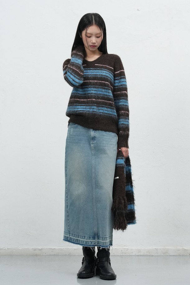 [25FW] WOMAN 헤어리 스트라이프 루즈 풀오버는 부드러운 울 소재로 제작되어 포근한 착용감을 선사합니다. 가을과 겨울에 어울리는 두꺼운 두께감과 긴 소매 기장, 라운드넥 디자인으로 따뜻함을 더했습니다. 헤어리 텍스처와 스트라이프 패턴이 어우러져 캐주얼하면서도 세련된 분위기를 연출합니다. 넉넉한 루즈핏으로 편안하게 착용 가능하며, 겨울 데일리룩, 카페룩, 데이트룩 등 다양한 스타일을 소화할 수 있습니다. 브라운과 블루 두 가지 색상으로 출시되어 취향에 맞게 선택할 수 있습니다.
