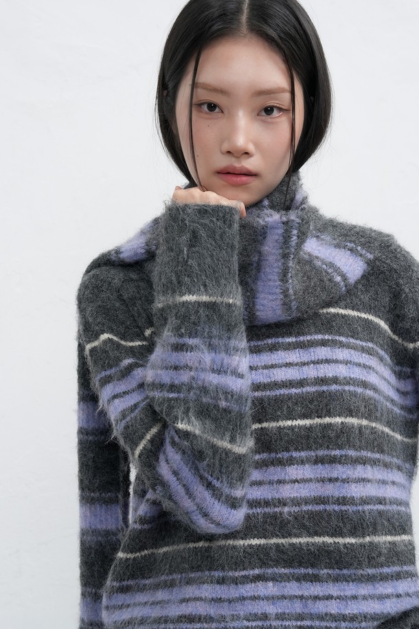 [25FW] WOMAN 헤어리 스트라이프 루즈 풀오버는 부드러운 헤어리 촉감과 브이넥 디자인이 돋보이는 여성용 니트 스웨터입니다. 가을, 겨울 시즌에 적합하며, 울 혼방 소재로 제작되어 따뜻하고 포근한 착용감을 선사합니다. 

레드 브라운, 차콜 두 가지 색상으로 출시되었으며, 루즈핏과 긴 소매 기장으로 편안한 캐주얼 스타일을 연출합니다. 브러시 가공과 새들 숄더 디자인이 특징이며, 스트라이프 패턴이 세련된 포인트를 더합니다. 

일상, 카페, 모임 등 다양한 TPO에 활용할 수 있으며, 캐주얼, 클래식, 미니멀 스타일을 즐기는 여성에게 추천합니다. 
