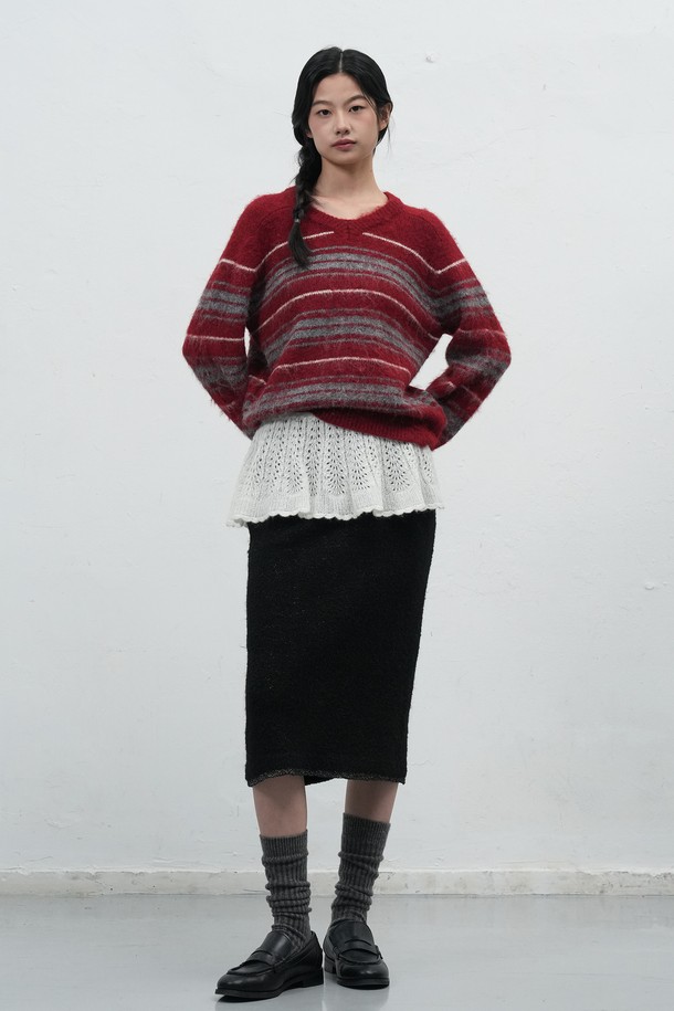 [25FW] WOMAN 헤어리 스트라이프 루즈 풀오버는 부드러운 촉감의 헤어리 원사를 사용하여 포근함을 더한 여성 니트/스웨터입니다. 가을, 겨울 시즌에 어울리는 두꺼운 두께감과 루즈핏으로 편안하게 착용 가능하며, 캐주얼 스타일을 연출하기 좋습니다. 레드 브라운, 차콜 두 가지 색상으로 출시되었으며, 브이넥 라인과 긴 소매, 스트라이프 패턴이 특징입니다. 새들 숄더 디자인과 브랜드 라벨 디테일로 포인트를 더했으며, 신축성이 있어 활동성을 높였습니다. 겨울 데일리룩, 카페룩, 모임룩 등 다양한 TPO에 활용할 수 있는 아이템입니다.
