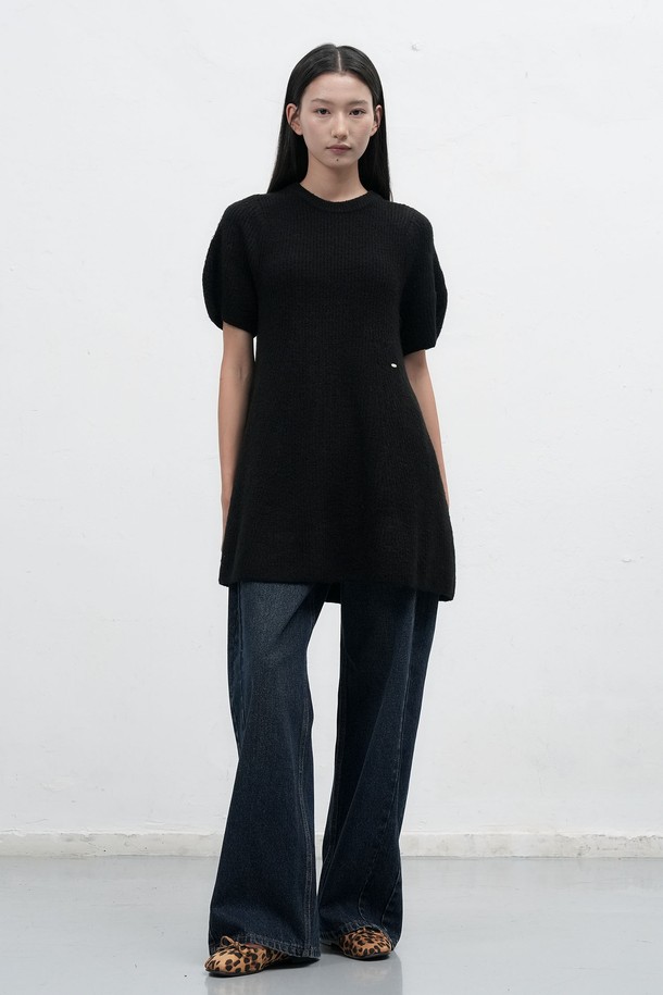 [25FW] WOMAN 벌룬 슬리브 미니 플레어 원피스 [2COL]는 로맨틱한 무드의 여성 의류입니다. 레드와 블랙 두 가지 색상으로 출시되었으며, 봄, 가을, 겨울 계절에 착용하기 좋습니다. 아크릴, 나일론, 스판덱스 혼방의 프리미엄 소재로 제작되어 부드러운 촉감을 선사합니다. 하치 니트 패턴과 라운드넥 디자인, 벌룬 플레어 실루엣, 퍼프 슬리브 디테일이 특징이며, 허리 라인부터 자연스럽게 퍼지는 플레어 스타일이 여성스러운 분위기를 연출합니다. 신축성이 있어 편안하게 착용할 수 있으며, 데이트룩, 모임룩, 겨울 데일리룩으로 활용하기 좋습니다.
