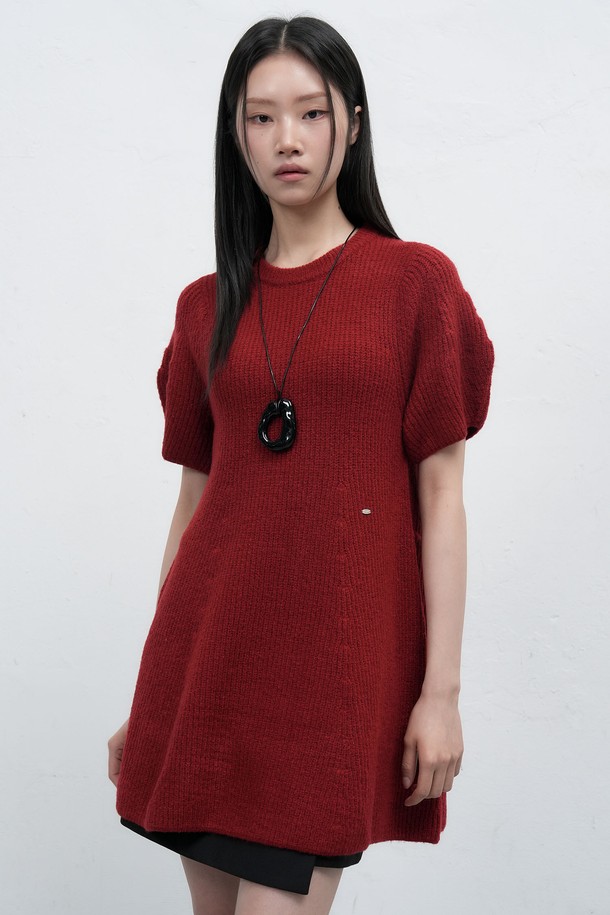 25FW WOMAN 벌룬 슬리브 미니 플레어 원피스 [2COL]는 우아한 스타일을 연출하는 여성용 미니 원피스입니다. 가을, 겨울 시즌에 어울리는 디자인으로, 라운드넥과 벌룬 슬리브 소매가 특징입니다. 플레어 치마핏으로 사랑스러운 실루엣을 선사하며, 데이트룩, 모임룩, 겨울 데일리룩 등 다양한 TPO에 활용하기 좋습니다. 클래식, 미니멀, 로맨틱한 스타일을 즐기는 분들께 추천하며, 2가지 컬러 옵션으로 만나보실 수 있습니다. 25FW (2025 가을/겨울) 시즌의 신상품입니다.
