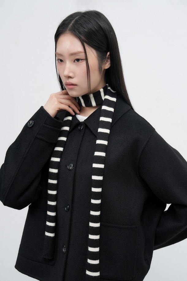 WOMAN (우먼) 스트라이프 니트 스카프는 부드러운 니트 소재로 제작되어 가을, 겨울철 따뜻하게 착용하기 좋은 여성용 스카프입니다. 블랙, 화이트 컬러의 3가지 컬러 구성으로, 베이직하고 캐주얼한 스타일에 미니멀한 포인트를 더합니다. 스트라이프 패턴이 경쾌한 느낌을 주며, FREE 사이즈로 편안하게 착용할 수 있습니다. 캐주얼, 미니멀, 클래식 스타일을 즐기는 분들께 추천합니다.
