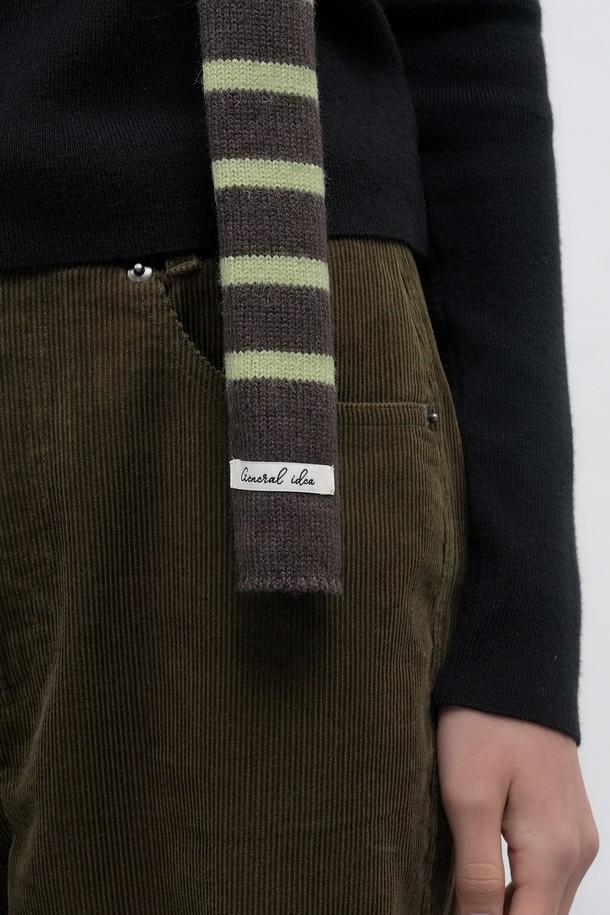 WOMAN (우먼) 스트라이프 니트 스카프 [3COL]는 부드러운 니트 소재로 제작되어 포근한 착용감을 선사합니다. 가을, 겨울철 데일리룩에 매치하기 좋은 아이템으로, 캐주얼, 클래식, 미니멀 스타일을 연출할 수 있습니다. 스트라이프 패턴과 3가지 컬러 구성으로 다양한 룩에 포인트를 더할 수 있습니다. 가을 나들이룩에도 활용하여 스타일리시함을 더해보세요. 부드러운 촉감으로 피부에 자극 없이 편안하게 착용 가능합니다.
