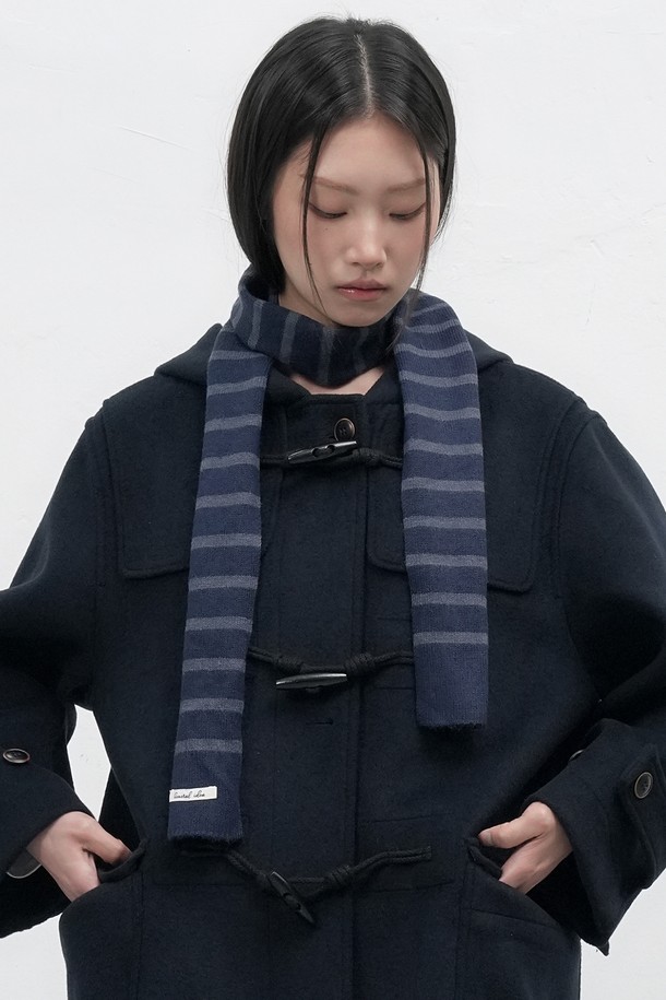 WOMAN (우먼) 스트라이프 니트 스카프 [3COL] / WBE3L96509는 여성용 스카프/머플러입니다. 아크릴과 나일론 혼방 소재로 제작되어 부드러운 촉감을 선사하며, 가을/겨울철 데일리룩에 활용하기 좋습니다. 슬림한 폭 디자인과 스트라이프 패턴이 클래식, 미니멀, 캐주얼 등 다양한 스타일에 잘 어울립니다. 블랙, 브라운, 다크 네이비 3가지 색상으로 출시되었으며, 로고 라벨이 디자인의 포인트입니다.
