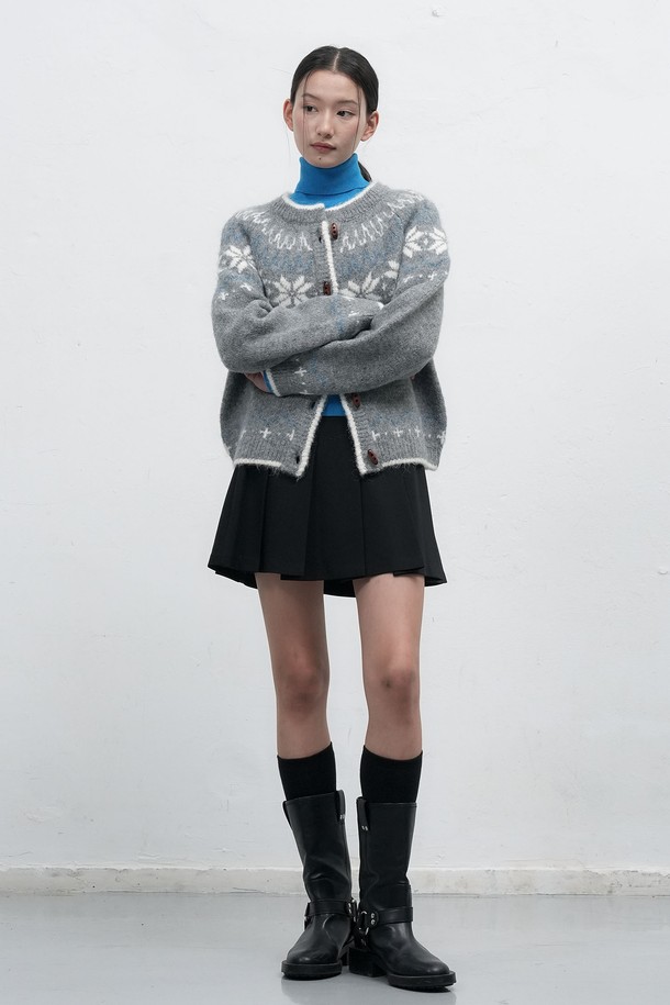 [25FW] WOMAN 울 노르딕 더플 가디건 [4COL] / WBD4L04550은 여성용 아우터로, 가을과 겨울에 따뜻하게 입을 수 있는 두꺼운 울 소재의 가디건입니다. 노르딕 패턴이 돋보이는 디자인으로, 캐주얼 스타일에 잘 어울리며, 일상과 출근룩, 모임룩 등 다양한 TPO에 활용할 수 있습니다. 부드러운 촉감의 더플 코트 스타일로 제작되었으며, 토글 여밈 방식을 사용하여 클래식하고 미니멀한 스타일을 연출합니다. 긴 소매 기장으로 보온성을 높였으며, 울 소재 특유의 고급스러운 분위기를 자아냅니다.
