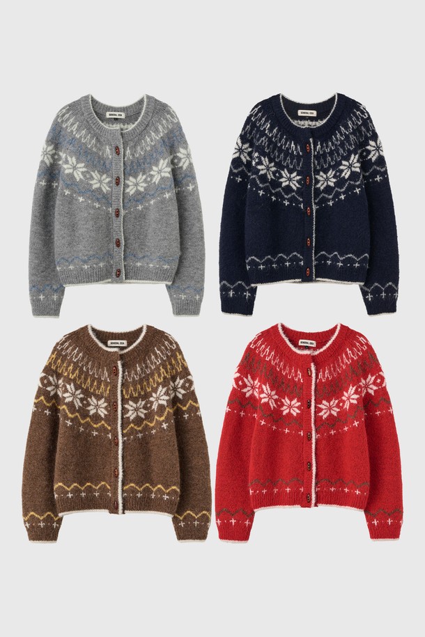 따뜻하고 포근한 울 소재의 여성용 노르딕 더플 가디건입니다. 가을, 겨울 시즌에 어울리는 두꺼운 두께감과 부드러운 촉감이 특징이며, 캐주얼한 스타일을 연출하기 좋습니다. 라운드넥 디자인에 긴소매 기장으로 제작되었으며, 톤 다운된 레드 및 브라운 컬러로 만나보실 수 있습니다. 노르딕 패턴과 더플 디테일이 더해져 포인트를 줍니다. 레귤러핏으로 편안하게 착용 가능합니다.
