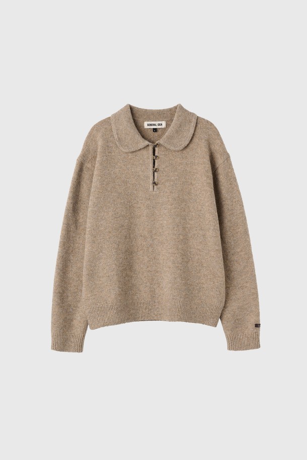 **[25FW] WOMAN 루즈핏 라운드 카라 풀오버 [3COL] / WBE4L05535**

가을과 겨울에 어울리는 여성용 루즈핏 라운드 카라 풀오버입니다. 아이보리, 베이지, 네이비 3가지 색상으로 출시되었으며, 클래식하고 미니멀한 스타일을 연출하기 좋습니다. 폴리에스터, 아크릴, 폴리우레탄 혼방 소재로 제작되어 부드러운 촉감과 약간의 두께감을 느낄 수 있습니다. 소매 립 디테일과 버튼 디테일이 더해져 포인트를 주며, 가벼운 소재에 신축성이 있어 편안하게 착용 가능합니다. 데이트룩이나 겨울 데일리룩으로 활용하기 좋은 아이템입니다.
