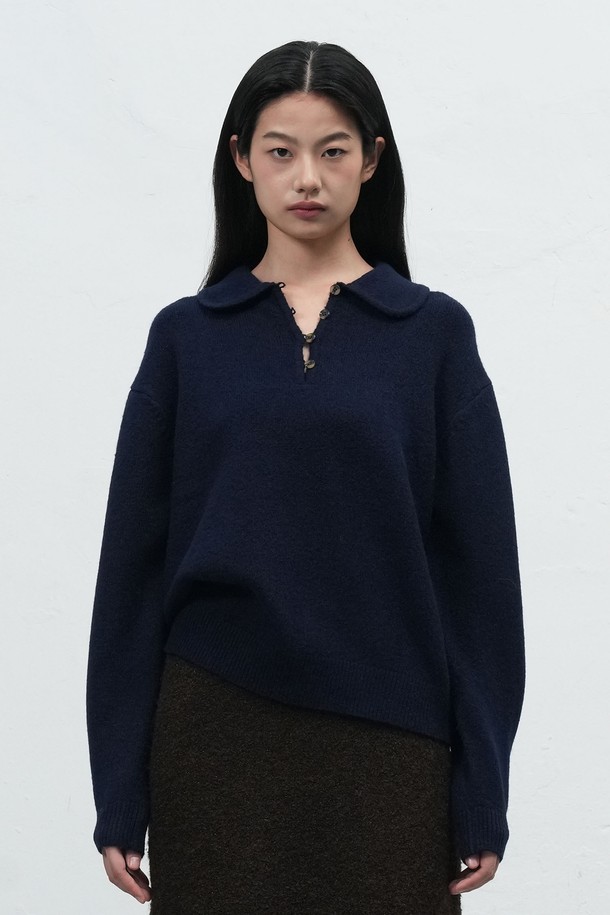 [25FW] WOMAN 루즈핏 라운드 카라 풀오버는 여성 의류 상의로, 가을과 겨울에 착용하기 좋은 니트/스웨터입니다. 아이보리, 베이지, 네이비 3가지 색상으로 출시되었으며, 루즈핏 라운드 카라 디자인이 특징입니다. 폴리에스테르, 아크릴, 폴리우레탄 혼방 소재로 제작되어 부드러운 촉감과 가벼운 착용감을 제공하며, 약간 두꺼운 두께감으로 따뜻하게 입을 수 있습니다. 단추 고리 디테일 플라켓과 소매 끝 직조 라벨 포인트가 디자인의 퀄리티를 높이고, 신축성이 있어 편안하게 활동할 수 있습니다. 데이트룩, 카페룩, 겨울 데일리룩 등 다양한 TPO에 클래식하고 미니멀한 스타일로 연출하기 좋습니다.
