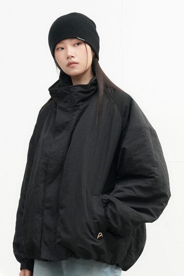 [25FW] UNISEX 베이직 하찌 비니는 가을과 겨울에 착용하기 좋은 유니섹스 비니입니다. 부드러운 니트 소재로 제작되어 깊은 모자 깊이와 두꺼운 두께감으로 포근한 착용감을 선사합니다. 베이직한 디자인에 하찌 패턴으로 포인트를 주어 미니멀, 캐주얼, 클래식 등 다양한 스타일 연출에 활용할 수 있습니다. 블랙 색상으로 어떤 옷에도 잘 어울려 겨울 데일리룩, 산책룩, 집콕룩 등 TPO에 맞춰 폭넓게 활용 가능합니다.
