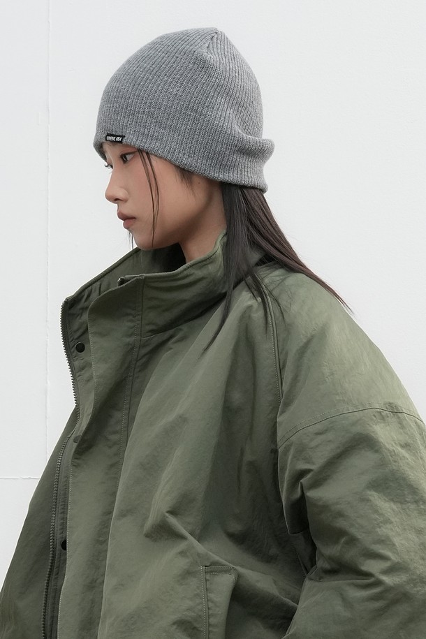 **[25FW] UNISEX 베이직 하찌 비니 [2COL] / SBE4U91011**는 유니섹스 디자인의 베이직 하찌 비니입니다. 부드러운 니트 소재로 제작되어 가을, 겨울철 따뜻하게 착용할 수 있으며, 일상과 출근룩, 모임룩 등 다양한 TPO에 어울립니다. 기본적인 디자인으로 캐주얼, 미니멀, 클래식 스타일을 모두 소화하며, 하찌 패턴이 은은한 포인트를 더합니다. 모자 깊이는 일반적이며, 부드러운 촉감으로 편안한 착용감을 선사합니다. 색상은 그레이 컬러로 출시되었습니다.
