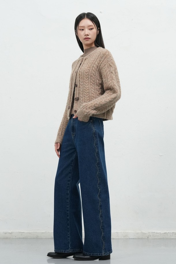 **[25FW] WOMAN 스캘럽 세미 와이드 데님 팬츠 [BLUE] / WBE4L11512**

세련된 여성 데이트룩과 출근룩을 완성해 줄 [25FW] WOMAN 스캘럽 세미 와이드 데님 팬츠입니다. 캐주얼, 미니멀, 클래식 스타일을 모두 아우르는 디자인으로, 가을과 겨울에 따뜻하게 착용할 수 있습니다. 블루 컬러의 무지 데님 소재로 제작되었으며, 넉넉한 루즈핏의 세미 와이드 핏이 편안함을 선사합니다. 밑단 스캘럽 디테일이 여성스러운 포인트를 더해줍니다. 데님 특유의 자연스러운 질감과 디자인이 돋보이는 아이템입니다.
