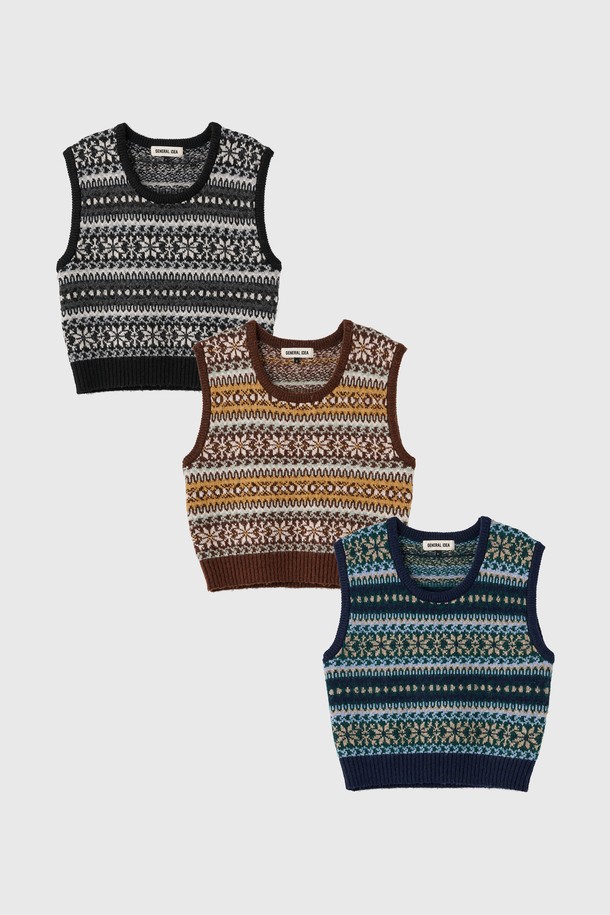 **[25FW] WOMAN 페어아일 니트 베스트 [3COL] / WBE4L06541**

따뜻한 울 소재와 부드러운 촉감이 돋보이는 [25FW] WOMAN 페어아일 니트 베스트입니다. 네이비, 블랙, 브라운 세 가지 색상으로 만나볼 수 있으며, 가을과 겨울에 활용하기 좋은 두꺼운 두께감의 라운드넥 민소매 베스트입니다. 페어아일 패턴이 더해져 캐주얼하면서도 베이직한 스타일을 연출하며, 출근룩과 모임룩 등 다양한 TPO에 활용 가능합니다. 레귤러핏으로 제작되어 편안한 착용감을 선사하며, 캐주얼, 클래식, 미니멀 스타일을 즐겨 입는 여성분들께 추천합니다. 겨울철 보온성을 높여주는 니트 베스트로, 데일리룩에 포인트를 더해보세요.
