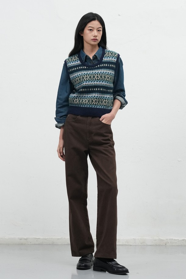 [25FW] WOMAN 페어아일 니트 베스트는 여성스러운 스타일을 완성하는 가을/겨울 시즌 필수 아이템입니다. 부드러운 울 소재와 두꺼운 두께감으로 포근하고 따뜻한 착용감을 선사합니다. 네이비, 블랙, 브라운의 세 가지 색상으로 출시되어 출근룩이나 모임룩 등 다양한 TPO에 활용 가능합니다. 페어아일 및 노르딕 패턴의 클래식한 디자인으로 캐주얼, 미니멀 스타일 모두 소화 가능하며, 레귤러핏 라운드넥 민소매 디자인으로 편안한 착용감을 제공합니다. 니트 조직 특유의 부드러운 촉감이 특징입니다.
