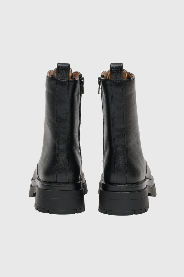 [25FW] WOMAN 클래식 레이스업 워커 [BLACK] / WBE3L97505는 가을, 겨울 시즌 여성 고객을 위한 워커입니다. 라운드 앞코와 블랙 컬러, 가죽 소재로 제작되어 클래식하고 미니멀한 스타일을 연출합니다. 중간굽, 통굽 디자인으로 편안한 착용감을 제공하며, 하이탑 디자인과 레이스업 여밈으로 포인트를 더했습니다. 데일리룩, 출근룩, 모임룩 등 다양한 TPO에 활용 가능하며, 워크웨어 스타일을 선호하는 고객에게 적합합니다.
