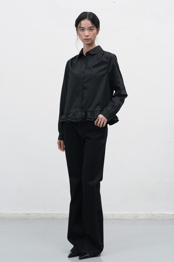 [25FW] WOMAN 라운드 카라 프릴 블라우스 [3COL] / WBE3L03513는 여성스러운 무드를 연출하는 블라우스입니다. 라운드 넥과 프릴 디테일이 여성스러운 분위기를 더하며, 클래식하고 우아한 스타일을 완성합니다. 레귤러 핏으로 편안하게 착용 가능하며, 봄, 가을 시즌에 활용하기 좋습니다. 오피스룩, 출근룩, 모임룩 등 다양한 TPO에 매치하여 세련된 스타일을 연출해보세요. 무지 패턴에 긴 소매 기장으로 미니멀하고 깔끔한 스타일을 선호하는 분들께 추천합니다.
