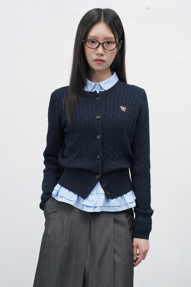 [25FW] WOMAN 라운드 카라 프릴 블라우스는 여성스러운 실루엣을 연출하는 블라우스입니다. 부드러운 면 소재로 제작되어 편안한 착용감을 선사하며, 라운드 넥과 카라, 프릴 디테일이 우아한 분위기를 더합니다. 긴 소매 기장과 레귤러 핏으로 봄, 가을 시즌에 활용하기 좋으며, 클래식, 미니멀, 로맨틱한 스타일을 모두 소화할 수 있습니다. 데이트룩, 출근룩, 모임룩 등 다양한 TPO에 맞춰 세련된 스타일링을 완성해보세요.
