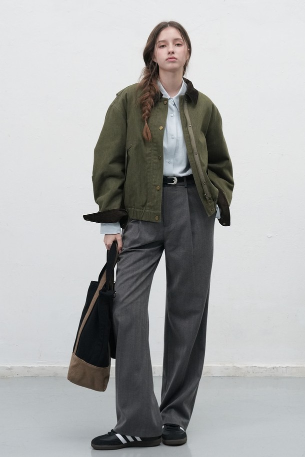 WOMAN 코듀로이 카라 패딩 워크 재킷 [2COL]은 여성스러운 무드의 캐주얼 스타일을 연출하기 좋은 아우터입니다. 핑크, 카키 두 가지 색상으로 출시되었으며, 가을과 겨울에 따뜻하게 착용할 수 있습니다. 촘촘한 코듀로이 소재에 넉넉한 두께감과 패딩 안감으로 보온성을 높였습니다. 버튼 여밈 방식의 레귤러 핏 워크 재킷으로, 출근룩이나 모임룩 등 다양한 TPO에 활용 가능합니다. 캐주얼, 클래식, 워크웨어 스타일을 즐기는 여성분들께 추천합니다.
