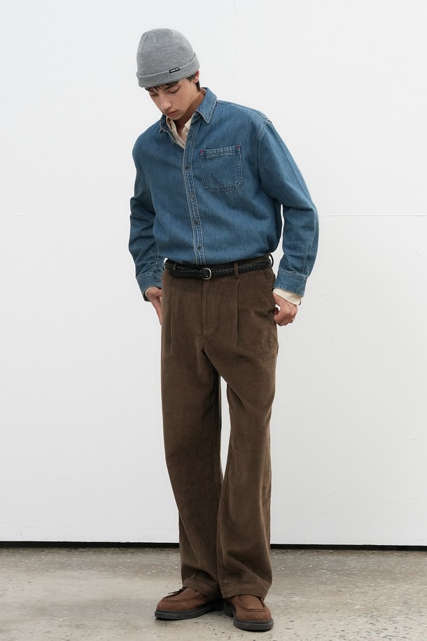 [25FW] MAN 포켓 워시드 데님 셔츠는 남성용 상의 데님 셔츠입니다. 가을, 겨울에 착용하기 좋으며, 캐주얼, 베이직 스타일을 연출할 수 있습니다. 레귤러 핏에 긴 소매, 차이나칼라 디자인으로 제작되었으며, 두꺼운 두께감으로 따뜻하게 착용 가능합니다. 워시드 가공과 포켓 디테일이 특징이며, 출근룩이나 비즈니스 캐주얼에도 활용할 수 있습니다.
