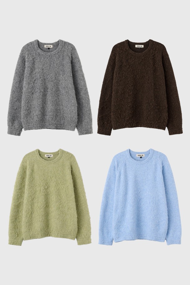 [25FW] UNISEX 헤어리 니트 풀오버 [4COL] / SBE4U05010는 포근하고 따뜻한 분위기를 연출하는 유니섹스 니트 풀오버입니다. 울과 아크릴 혼방 소재로 제작되어 부드러운 촉감과 보온성을 제공하며, 헤어리 텍스처가 특징입니다. 라운드넥 디자인에 오버핏으로 제작되어 편안한 착용감을 선사하며, 가을과 겨울 시즌 데일리룩 및 모임룩에 활용하기 좋습니다. 베이직하고 캐주얼한 스타일로 다양한 하의와 매치하여 클래식하고 미니멀한 룩을 연출할 수 있습니다. 그레이, 스카이블루 등 4가지 다채로운 컬러 옵션으로 만나보세요.
