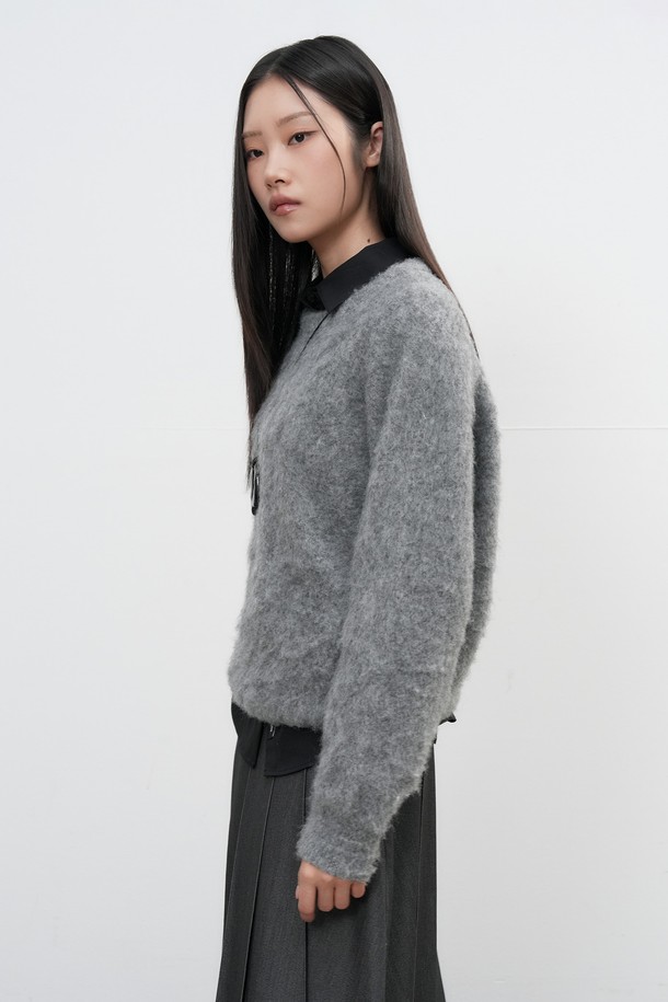 **[25FW] 유니섹스 헤어리 니트 풀오버 [4COL] / SBE4U05010**

부드러운 촉감의 헤어리 텍스처가 돋보이는 [25FW] 유니섹스 헤어리 니트 풀오버입니다. 미니멀하고 베이직한 스타일로, 가을과 겨울에 따뜻하게 착용할 수 있습니다. 라운드넥 디자인과 레귤러핏으로 편안한 착용감을 선사하며, 두께감 있는 소재로 보온성을 높였습니다. 무지 패턴의 긴소매 니트 풀오버로, 다양한 스타일의 연출이 가능합니다. 그레이 색상으로 어떤 옷에도 쉽게 매치할 수 있습니다.
