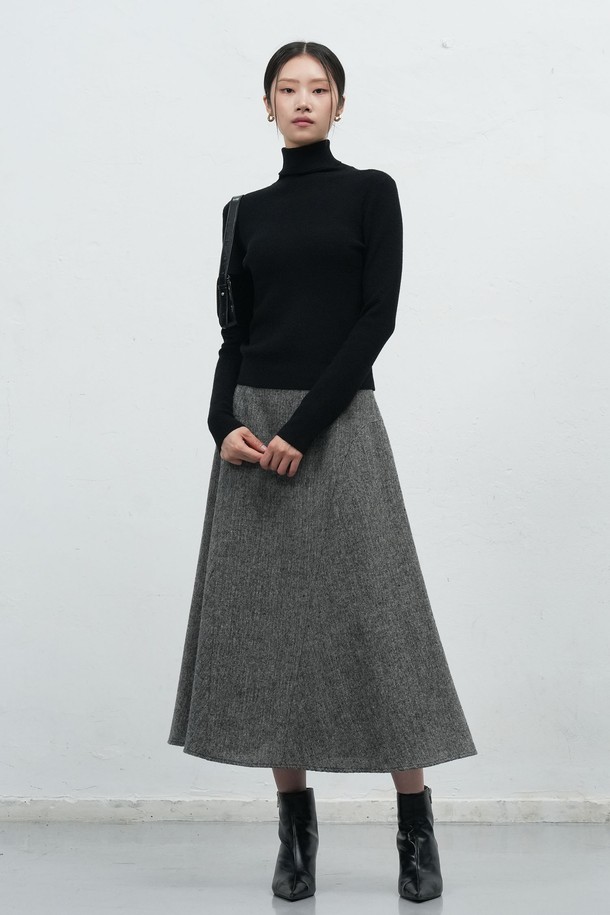 **[25FW] WOMAN 울 플레어 롱 스커트 [2COL] / WBE4L13517**

가을, 겨울 시즌을 위한 여성 울 플레어 롱 스커트입니다. 부드러운 촉감의 울(Wool) 소재로 제작되어 따뜻하고 편안한 착용감을 선사합니다. 플레어 핏과 롱 기장으로 클래식하면서도 베이직한 스타일을 연출하며, 오피스룩, 출근룩, 모임룩 등 다양한 TPO에 활용 가능합니다. 무지 디자인에 두 가지 컬러로 출시되어, 미니멀한 스타일을 선호하는 분들께 추천합니다. 세련된 실루엣을 완성하는 플레어 스커트를 만나보세요.
