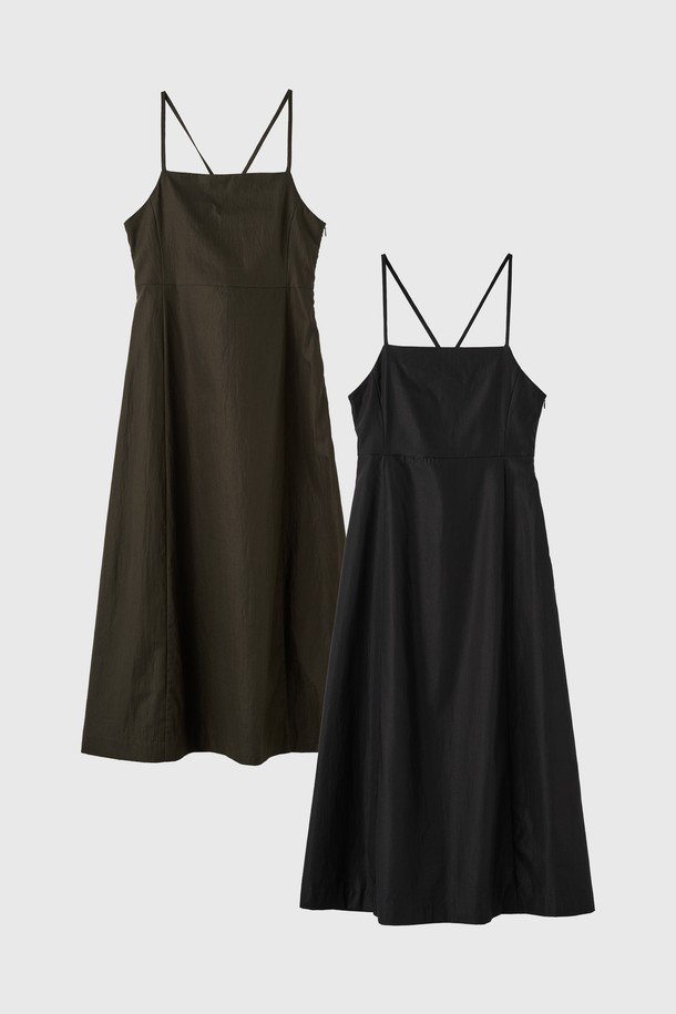 [25FW] WOMAN 레이어드 스트링 맥시 롱 원피스 [2COL] / WBE3L15507는 미니멀하고 클래식한 스타일을 추구하는 여성 의류입니다. 가을과 겨울에 어울리는 긴 소매의 하이넥 디자인이며, A라인 핏의 맥시 기장으로 우아함을 더합니다. 레이어드 디자인과 스트링 디테일, 서스펜더 스타일이 특징이며, 블랙과 카키 두 가지 색상으로 제공됩니다. 출근룩, 모임룩, 데이트룩 등 다양한 TPO에 활용 가능하며, 클래식, 미니멀, 시크한 스타일을 연출할 수 있습니다.
