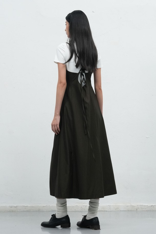 [25FW] WOMAN 레이어드 스트링 맥시 롱 원피스 [2COL]는 미니멀하고 베이직한 스타일을 추구하는 여성분을 위한 가을, 겨울 필수 아이템입니다. 부드럽게 흐르는 A라인 핏과 맥시 기장, 스퀘어넥 디자인이 세련된 실루엣을 연출하며, 레이어드 스타일로 다양한 분위기를 낼 수 있습니다. 긴 소매와 무지 디자인으로 어떤 TPO에도 잘 어울리며, 스트링 디테일로 허리 라인을 잡아 더욱 여성스러운 핏을 선사합니다. 데이트룩, 겨울 데일리룩, 모임룩 등 다양한 상황에서 클래식하고 시크한 매력을 뽐내보세요.
