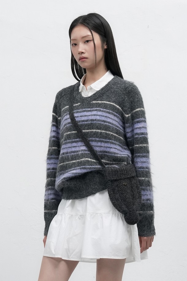 [25FW] WOMAN 비니 니트 백 [4COL] / WBE4L92513는 여성용 미디엄 사이즈의 사각 비니 니트 백입니다. 니트 소재로 제작되어 가을, 겨울 시즌에 따뜻하고 포근한 느낌을 주며, 캐주얼 및 미니멀 스타일 연출에 적합합니다. 블랙, 그레이, 퍼플 3가지 색상으로 출시되었으며, 스트라이프 무늬가 특징입니다. 일상생활에서 활용하기 좋은 실용적인 가방입니다.
