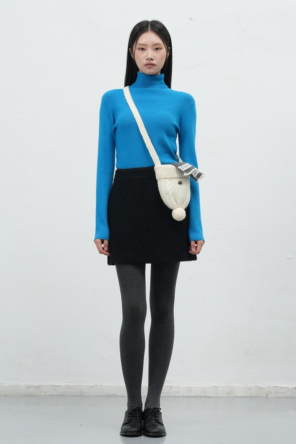 여성스러운 무드를 연출하는 [25FW] WOMAN 비니 니트 백입니다. 부드러운 니트 소재에 케이블 패턴을 더해 포근한 느낌을 주며, 폼폼과 리본 장식으로 걸리시한 분위기를 더했습니다. 크로스백 형태로 편안하게 착용 가능하며, 원형 디자인과 스몰 사이즈로 앙증맞은 매력을 선사합니다. 화이트, 그레이 컬러로 출시되어 다양한 데이트룩과 모임룩에 미니멀하게 포인트를 줄 수 있습니다. 겨울철 니트 소재 특유의 따뜻함과 사랑스러운 디자인이 돋보이는 아이템입니다.
