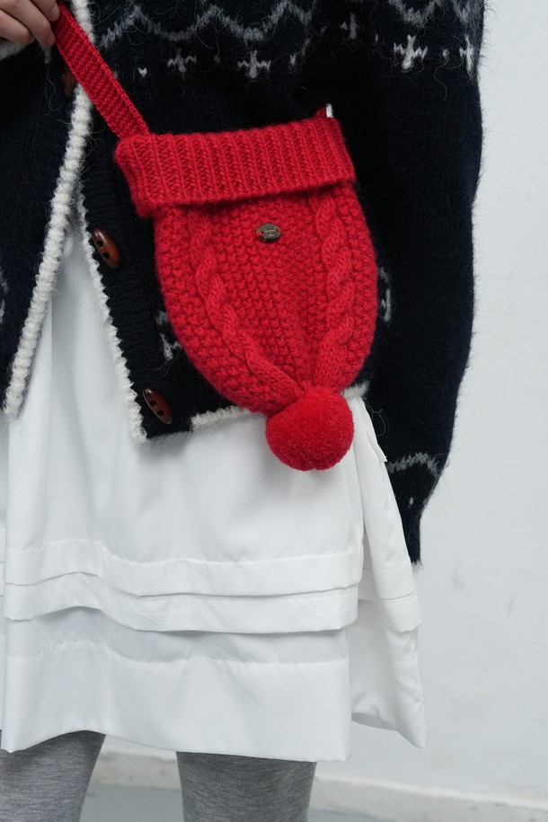 [25FW] WOMAN 비니 니트 백 [4COL] / WBE4L92513는 여성 고객을 위한 니트 소재의 스몰 사이즈 가방입니다. 톤 다운된 레드 컬러가 돋보이며, 무지 패턴에 니트 패턴 디자인으로 포인트를 주었습니다. 손잡이가 있어 실용적이며, 캐주얼한 스타일과 니트 소재 특유의 따뜻한 감성이 돋보입니다. 데이트룩, 카페룩, 동네 마실룩 등 다양한 TPO에 활용 가능하며, 캐주얼, 미니멀, 걸리시한 스타일을 연출하기 좋습니다. 가방 잠금 방식은 버튼형입니다.
