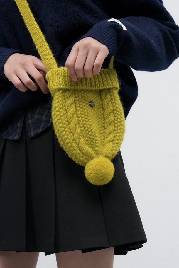 [25FW] WOMAN 비니 니트 백 [4COL] / WBE4L92513는 여성용 비니 니트 백입니다. 부드러운 니트 소재로 제작되어 가을과 겨울에 따뜻하게 사용할 수 있습니다. 스몰 사이즈로 제작되었으며, 케이블 패턴이 돋보이는 디자인입니다. 오픈형 잠금 방식으로, 일상에서 캐주얼하게 연출하기 좋습니다. 옐로우 컬러를 포함한 4가지 색상으로 출시되었습니다.
