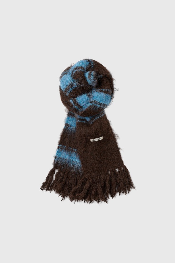 [25FW] WOMAN 헤어리 스트라이프 머플러 [4COL] / WBE4L96515는 여성용 머플러입니다. 부드러운 촉감의 울 소재로 제작되어 가을과 겨울철에 따뜻하게 착용할 수 있습니다. 헤어리 텍스처와 두꺼운 두께, 프린지 디자인이 특징이며, 캐주얼한 스타일을 연출하기 좋습니다. 다양한 일상복과 출근룩에 매치하여 포인트를 줄 수 있으며, 브라운과 블루 두 가지 색상으로 출시되었습니다. 스트라이프 패턴으로 클래식하고 미니멀한 스타일에도 잘 어울립니다.
