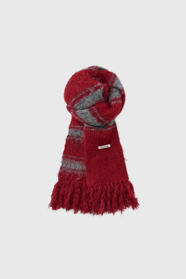 [25FW] WOMAN 헤어리 스트라이프 머플러 [4COL] / WBE4L96515는 여성용 머플러로, 가을과 겨울에 따뜻하게 착용할 수 있습니다. 부드러운 울 소재와 두꺼운 두께감, 헤어리 텍스처가 포근함을 더하며, 일상 및 출근룩에 캐주얼, 클래식, 미니멀한 스타일을 더해줍니다. 레드와 그레이 컬러의 스트라이프 패턴으로 디자인되어 다양한 룩에 포인트 아이템으로 활용하기 좋습니다. 보온 기능을 갖춰 추운 날씨에도 따뜻하게 몸을 보호해 줍니다.
