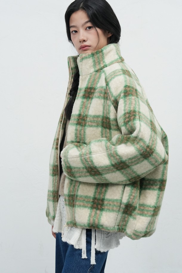 **[25FW] UNISEX 웜 체크 플리스 집업 점퍼 [2COL] / SBE3U07013**

부드러운 촉감의 플리스 소재로 제작된 유니섹스 점퍼입니다. 가을, 겨울 시즌에 적합하며, 따뜻한 웜 기능을 갖춰 보온성을 높였습니다. 캐주얼 스타일의 레귤러핏으로 편안하게 착용 가능하며, 체크 패턴이 돋보입니다. 블루와 그린 두 가지 색상으로 구성되어 있습니다. 집업 방식으로 간편하게 여밀 수 있으며 긴 소매 기장입니다.
