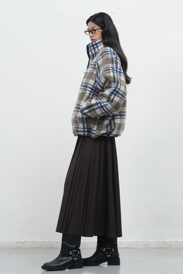 **[25FW] 유니섹스 웜 체크 플리스 집업 점퍼 [2COL] / SBE3U07013**

부드러운 촉감과 두꺼운 두께로 따뜻함을 선사하는 유니섹스 웜 체크 플리스 집업 점퍼입니다. 캐주얼한 체크 패턴에 오버핏 디자인으로 편안한 착용감을 제공하며, 가을과 겨울철 일상복으로 활용하기 좋습니다. 캠핑룩, 산책룩 등 다양한 TPO에 활용 가능하며, 미니멀, 캐주얼, 클래식 스타일을 연출하기 좋습니다. 베이지, 네이비, 화이트 3가지 컬러로 출시되었습니다. 긴 소매 기장의 집업 스타일로 간편하게 착용할 수 있습니다.
