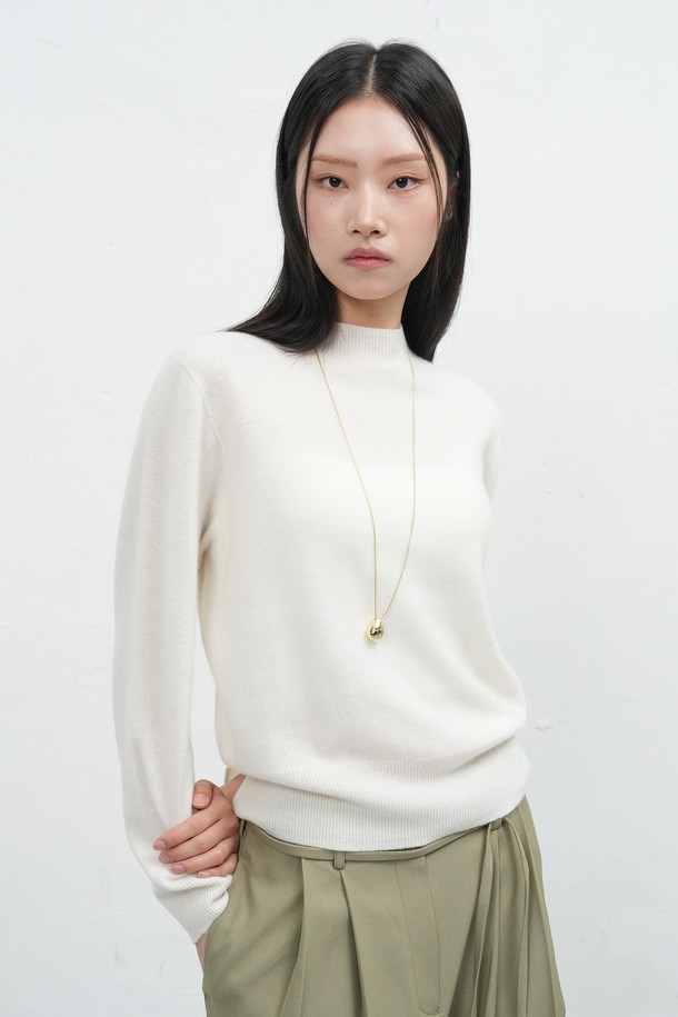 **[25FW] WOMAN 홀가먼트 울 모크넥 니트 풀오버 [3COL] / WBE4L05543**

부드러운 촉감의 울 소재로 제작된 여성용 홀가먼트 모크넥 니트 풀오버입니다. 가을과 겨울에 착용하기 좋은 두꺼운 두께감으로, 베이직하고 미니멀한 스타일을 연출합니다. 레귤러핏으로 제작되었으며, 소매는 긴소매입니다. 출근룩과 모임룩 모두에 잘 어울리며, 미니멀, 클래식, 캐주얼 등 다양한 스타일을 소화할 수 있습니다. 화이트, 그레이 2가지 색상으로 만나보세요.
