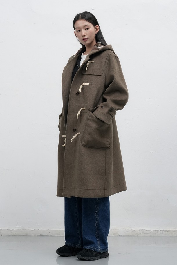 [25FW] 우먼 울 블렌드 더플 롱코트 [2COL]는 여성스러운 실루엣을 강조하는 겨울철 필수 아이템입니다. 다크 네이비와 모카, 두 가지 세련된 컬러로 출시되어, 클래식하고 베이직한 스타일을 연출하기 좋습니다. 울 블렌드 소재로 제작되어 보온성이 뛰어나며, 롱 기장과 레귤러핏 디자인으로 어떤 룩에도 잘 어울립니다. 출근룩, 모임룩, 데이트룩 등 다양한 TPO에 활용할 수 있으며, 미니멀하고 시크한 스타일을 완성해 보세요. 토글 여밈 방식으로 편안하게 착용할 수 있으며, 긴 소매 기장으로 따뜻함을 더했습니다.
