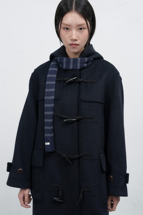 **[25FW] WOMAN 울 블렌드 더플 롱코트 [2COL] / WBE4L10521**

클래식하고 베이직한 스타일의 여성용 더플 롱코트입니다. 다크 네이비와 모카 두 가지 색상으로 출시되었으며, 가을과 겨울에 따뜻하게 착용할 수 있습니다. 울 혼방 소재로 제작되어 두꺼운 두께감을 자랑하며, 루즈핏 디자인으로 편안한 착용감을 제공합니다. 후드가 달려 있으며, 토글 여밈 방식으로 포인트를 더했습니다. 출근룩, 모임룩 등 다양한 TPO에 활용할 수 있는 미니멀한 디자인의 아우터입니다.
