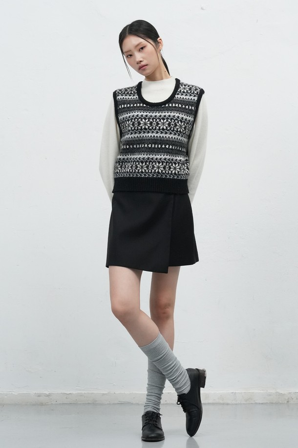 **[25FW] WOMAN 부클 미니 스커트 [2COL]**는 부드러운 촉감의 부클 소재로 제작되어 가을, 겨울 시즌에 따뜻하게 착용하기 좋은 여성 미니스커트입니다. 베이직하고 캐주얼한 H라인 핏으로, 일상에서 편안하게 즐겨 입을 수 있습니다. 블랙과 브라운 두 가지 컬러로 출시되어 다양한 스타일 연출이 가능하며, 데이트룩과 모임룩에 활용하기 좋습니다. 캐주얼, 클래식, 미니멀 스타일을 모두 소화하며, 25FW 시즌을 대표하는 아이템입니다.
