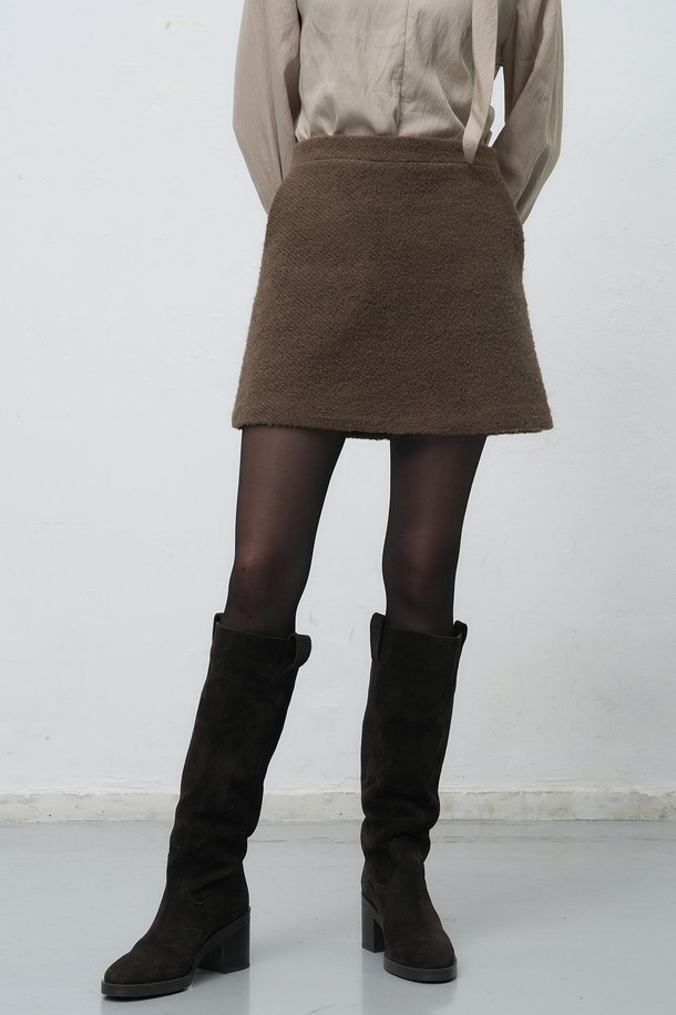 [25FW] WOMAN 부클 미니 스커트 [2COL]는 부드러운 촉감과 두꺼운 두께감으로 가을, 겨울 시즌에 따뜻하게 착용하기 좋은 여성 미니스커트입니다. H라인 핏과 미니멀, 베이직한 디자인으로 다양한 스타일 연출이 가능하며, 데이트룩, 캐주얼 룩에 활용하기 좋습니다. 부클 소재 특유의 포근함이 돋보이며, 브라운 컬러와 2가지 컬러 구성으로 제공됩니다. 레귤러핏으로 제작되어 편안한 착용감을 선사합니다. 무지 패턴으로 어떤 상의와도 매치하기 용이하여 활용도가 높습니다.
