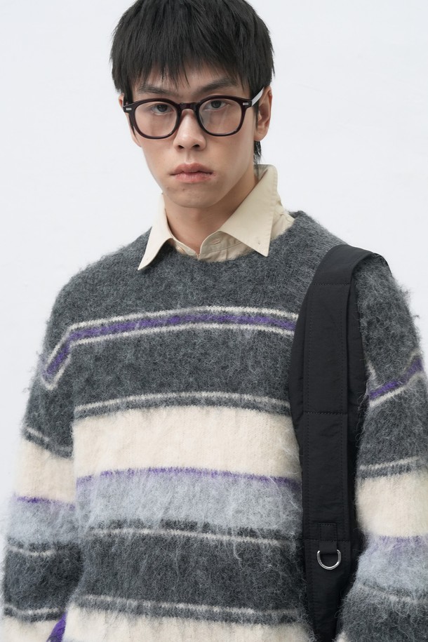 **[25FW] MAN 멀티 스트라이프 헤어리 풀오버**는 부드러운 울 소재로 제작되어 포근한 착용감을 선사하는 남성용 니트/스웨터입니다. 차콜과 카키 두 가지 색상으로 제공되며, 가을과 겨울에 어울리는 두꺼운 두께감과 오버핏 실루엣이 특징입니다. 캐주얼, 미니멀, 클래식 스타일을 아우르는 디자인으로, 라운드넥과 긴 소매, 헤어리 텍스처의 스트라이프 패턴이 돋보입니다. 일상에서 편안하게 스타일리시함을 연출할 수 있는 아이템입니다.
