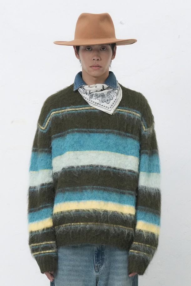 **[25FW] MAN 멀티 스트라이프 헤어리 풀오버 [2COL]**는 남성용 니트/스웨터로, 가을과 겨울에 어울리는 두꺼운 두께감의 풀오버입니다. 부드러운 울 소재로 제작되어 포근한 착용감을 선사하며, 캐주얼한 무드의 라운드넥 레귤러핏 디자인입니다. 카키와 차콜 두 가지 색상으로 출시되었으며, 헤어리 텍스처와 멀티 스트라이프 패턴이 특징입니다. 출근룩, 캐주얼, 클래식, 미니멀 스타일 연출에 적합합니다.
