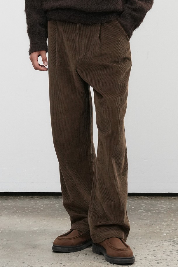 "[25FW] MAN 원턱 코듀로이 팬츠 [2COL]"는 남성용 코듀로이 팬츠입니다. 가을과 겨울에 어울리는 두꺼운 두께감의 긴 기장 바지로, 캐주얼 및 베이직 스타일을 연출하기 좋습니다. 원턱 디테일이 특징이며, 레귤러핏과 루즈핏으로 편안한 착용감을 제공합니다. 출근룩과 비즈니스 캐주얼에도 활용 가능하며, 캐주얼, 클래식, 미니멀 스타일을 즐겨 입는 분들께 추천합니다. 색상은 브라운입니다.
