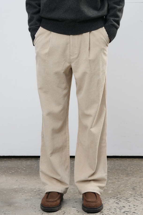 따뜻하고 포근한 [25FW] MAN 원턱 코듀로이 팬츠입니다. 부드러운 촉감의 코듀로이 소재로 제작되어 가을, 겨울 시즌에 안락함을 선사합니다. 베이직한 디자인과 레귤러 핏으로 캐주얼, 클래식, 미니멀 스타일을 모두 소화하며, 출근룩으로도 활용 가능합니다. 브라운과 베이지 두 가지 색상으로 출시되어 다양한 상의와 매치하기 용이합니다. 원턱 디테일이 돋보이는 두꺼운 두께의 긴바지입니다.
