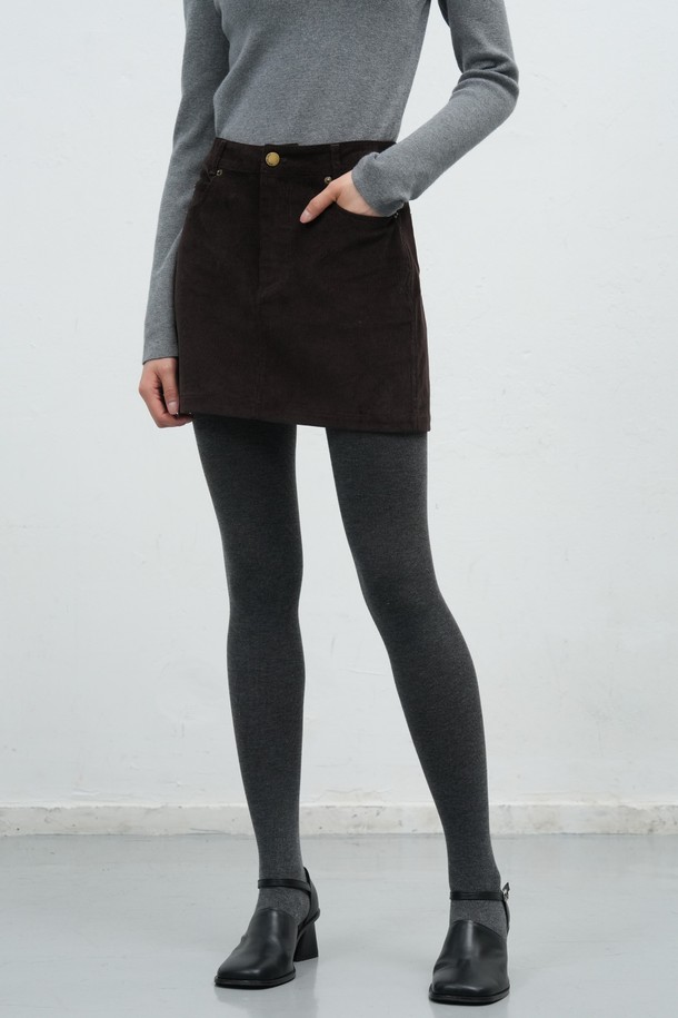 **WOMAN 빈티지 코듀로이 미니 스커트 [2COL] / WBE4L13515**는 빈티지한 감성을 살린 코듀로이 소재의 여성 미니 스커트입니다. 브라운 컬러의 A라인 핏으로 캐주얼하면서도 클래식, 레트로 스타일을 연출하기 좋습니다. 두꺼운 두께감과 부드러운 촉감으로 가을, 겨울 시즌 데이트룩에 따뜻함과 편안함을 더해줍니다. 무지 디자인으로 다양한 상의와 매치하기 용이하며, 레귤러 핏으로 편안한 착용감을 제공합니다.
