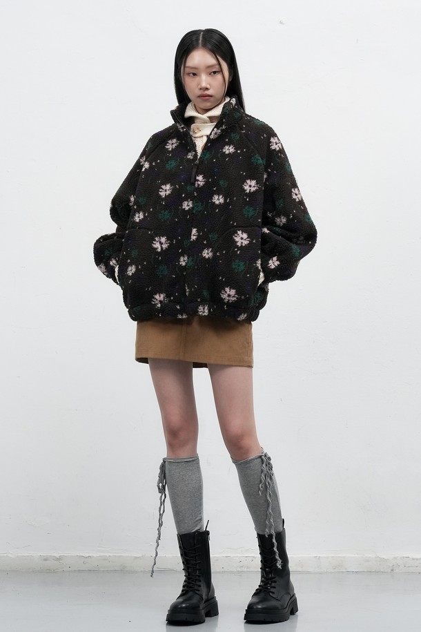 WOMAN 빈티지 코듀로이 미니 스커트 [2COL] / WBE4L13515는 가을, 겨울 시즌에 어울리는 여성용 미니스커트입니다. 부드러운 촉감의 두꺼운 코듀로이 소재로 제작되었으며, A라인 핏과 무지 디자인이 빈티지하고 캐주얼한 스타일을 연출합니다. 데이트룩, 캐주얼, 클래식, 미니멀 스타일 모두 소화 가능하며, 베이지와 블랙 2가지 컬러로 제공됩니다. 레귤러핏으로 편안하게 착용할 수 있으며, 데일리룩으로 활용하기 좋습니다.
