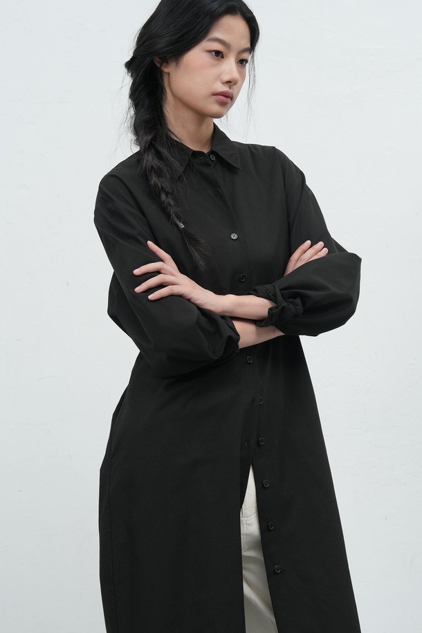 [25FW] WOMAN 벨티드 셔츠 원피스 [3COL] / WBE4L15511는 미니멀하고 베이직한 스타일의 여성용 셔츠 원피스입니다. 가을, 겨울 시즌에 어울리는 두꺼운 면 소재로 제작되어 뻣뻣한 촉감이 특징이며, 루즈핏 H라인으로 편안한 착용감을 선사합니다. 차이나 칼라와 긴 소매 디자인으로 클래식하고 시크한 분위기를 연출하며, 벨트 디테일로 허리 라인을 강조할 수 있습니다. 출근룩, 오피스룩, 모임룩 등 다양한 TPO에 활용 가능하며, 블랙 색상으로 어떤 스타일에도 쉽게 매치할 수 있습니다.
