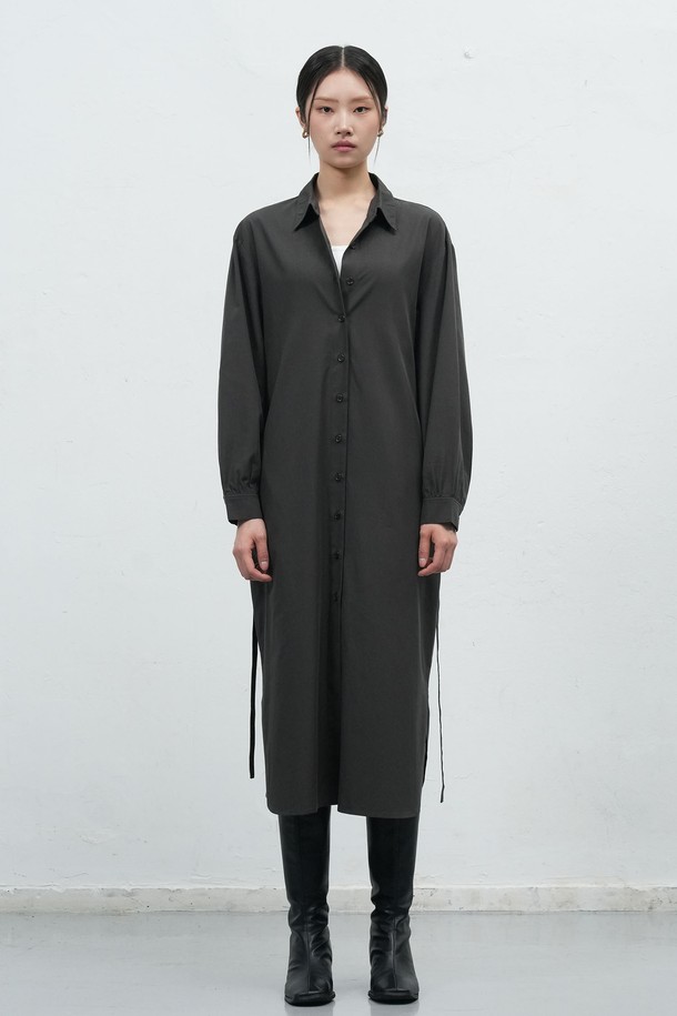 [25FW] WOMAN 벨티드 셔츠 원피스 [3COL]는 여성스러운 실루엣을 연출하는 셔츠 원피스입니다. 가을과 겨울에 어울리는 미니멀하고 베이직한 스타일로, 세련된 무드를 선사합니다. 차이나 칼라와 벨트 디테일이 특징이며, 허리 벨트로 A라인 핏을 잡아 더욱 여성스러운 라인을 강조합니다. 출근룩, 오피스룩, 모임룩 등 다양한 TPO에 활용 가능하며, 미니멀, 클래식, 시크 스타일을 즐기는 분들께 추천합니다. 루즈핏으로 편안하게 착용할 수 있는 긴소매 원피스입니다.
