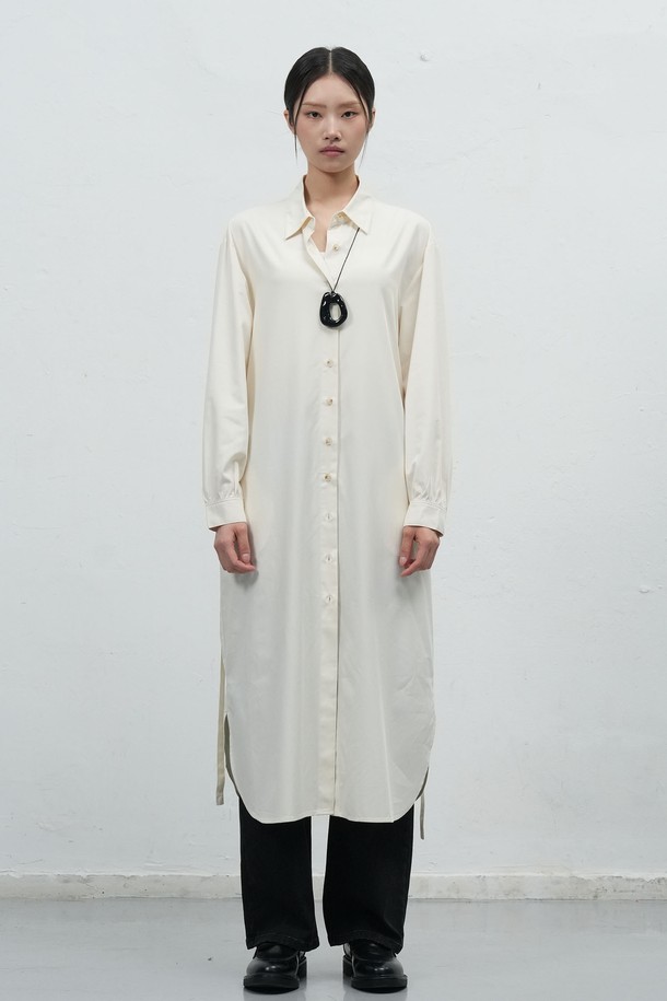 [25FW] WOMAN 벨티드 셔츠 원피스 [3COL]는 여성스러운 실루엣을 연출하는 셔츠 원피스입니다. 면 소재로 제작되어 뻣뻣한 촉감과 두꺼운 두께감으로 가을, 겨울 시즌에 적합합니다. 셔츠 칼라와 긴 소매, A라인 치마 디자인이 특징이며, 허리 벨트 디테일로 다양한 스타일을 연출할 수 있습니다. 블랙, 화이트, 그레이 3가지 색상으로 출시되어 출근룩, 오피스룩, 모임룩 등 다양한 TPO에 미니멀, 클래식, 시크한 스타일을 더해줍니다. 루즈핏으로 편안하면서도 세련된 분위기를 선사합니다.
